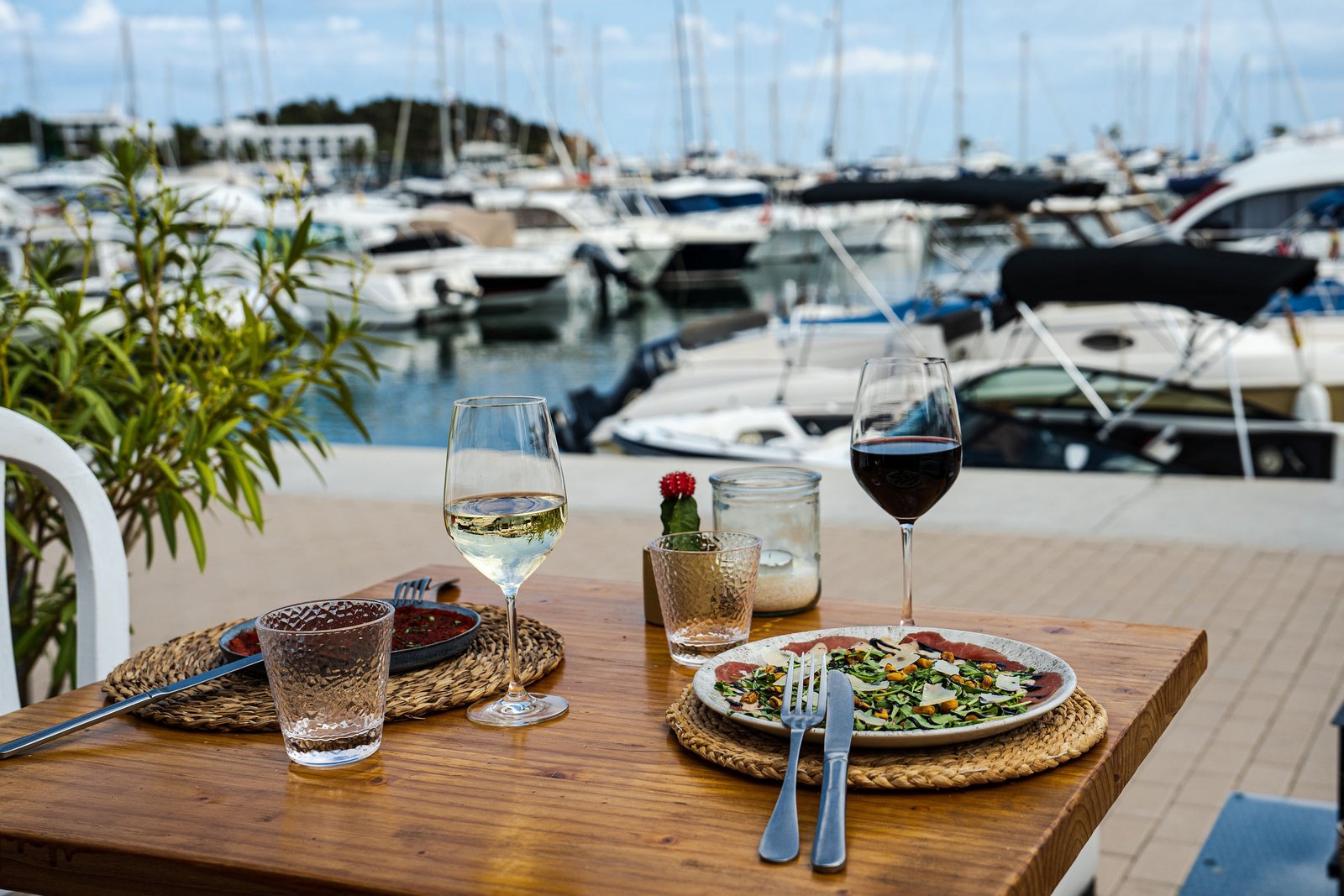 restaurante mediterráneo en el puerto deportivo de santa eulalia río - lagom